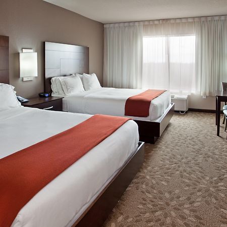 Holiday Inn Express Hotel And Suites Saint Robert By Ihg Bagian luar foto