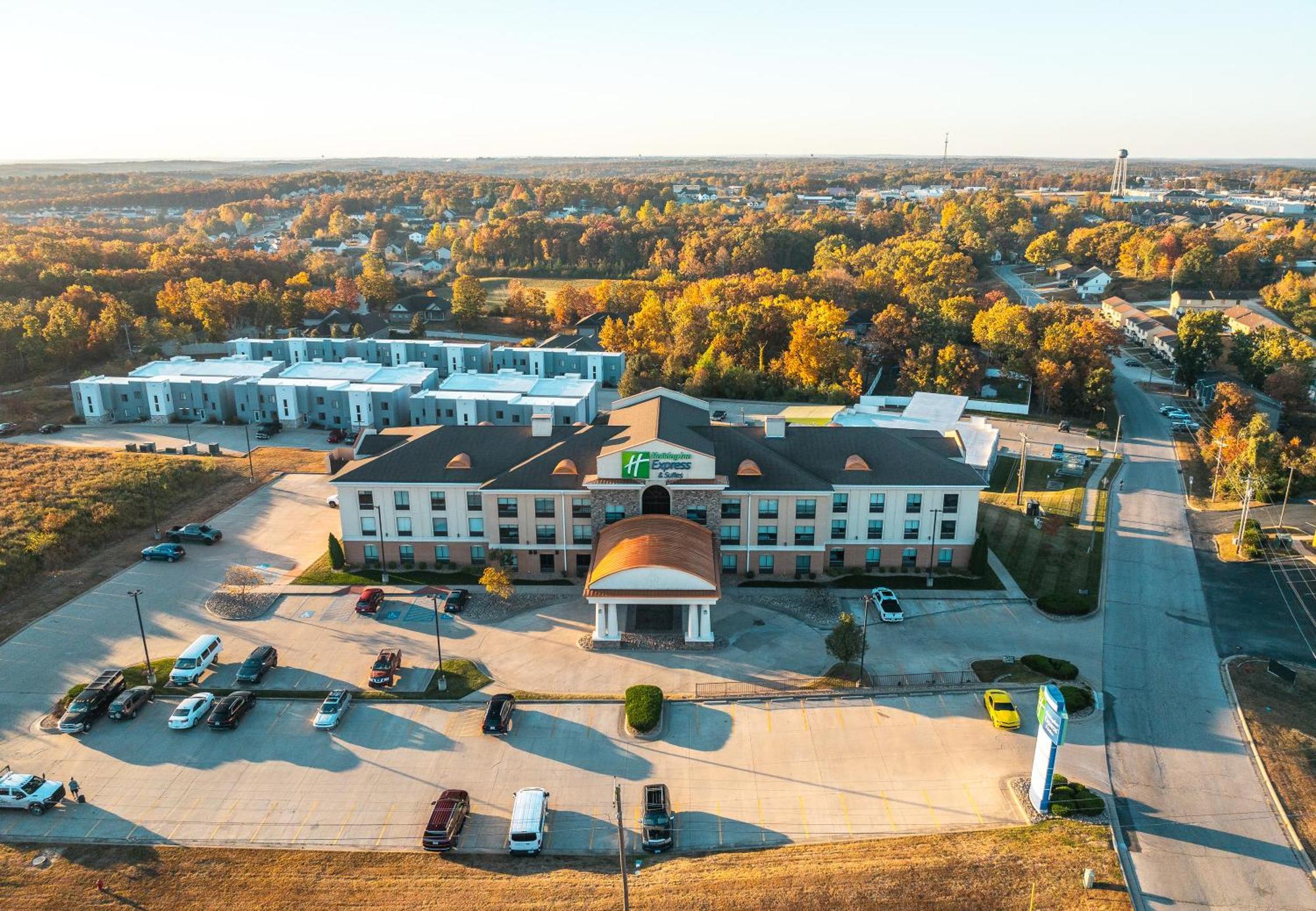 Holiday Inn Express Hotel And Suites Saint Robert By Ihg Bagian luar foto