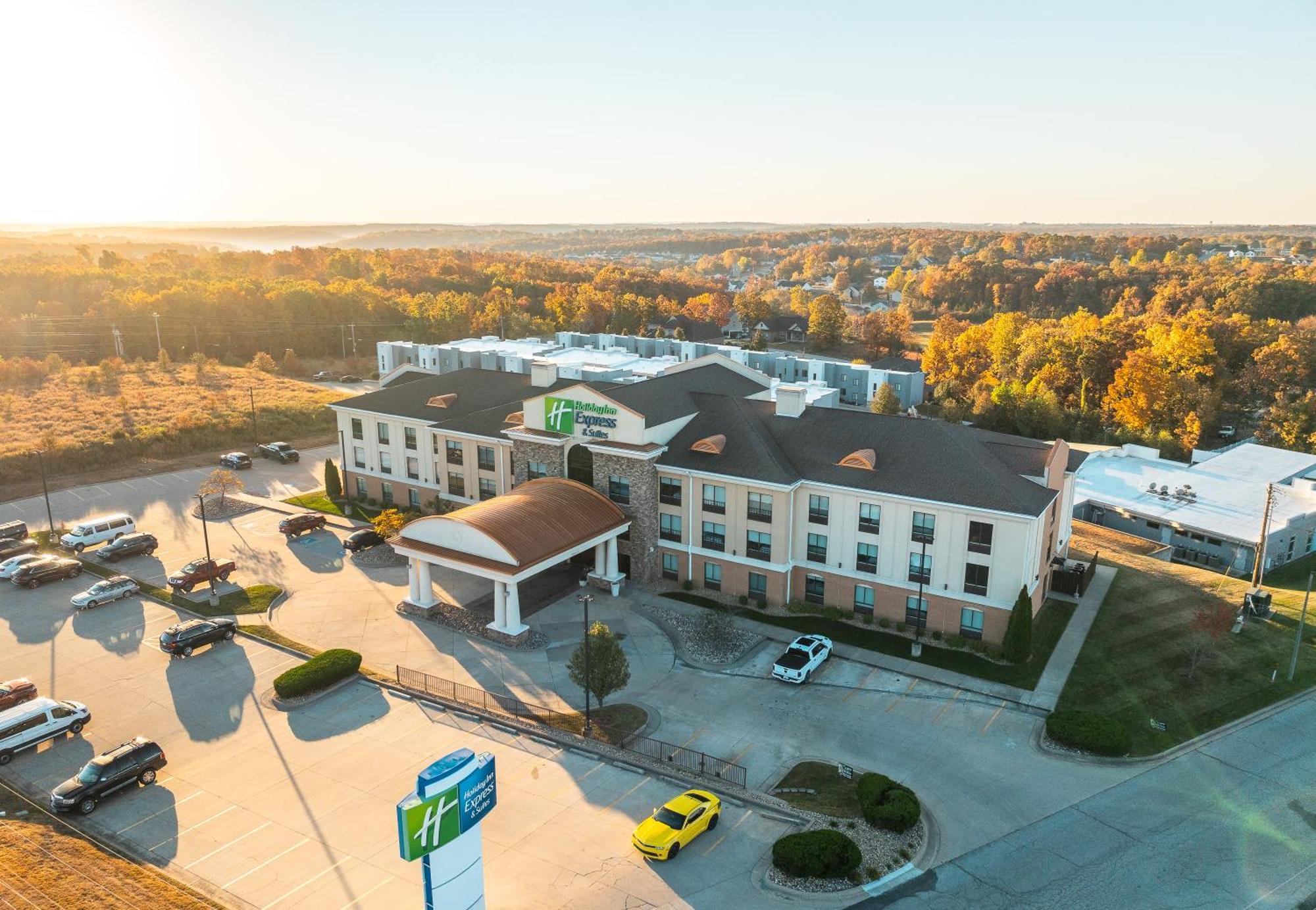 Holiday Inn Express Hotel And Suites Saint Robert By Ihg Bagian luar foto