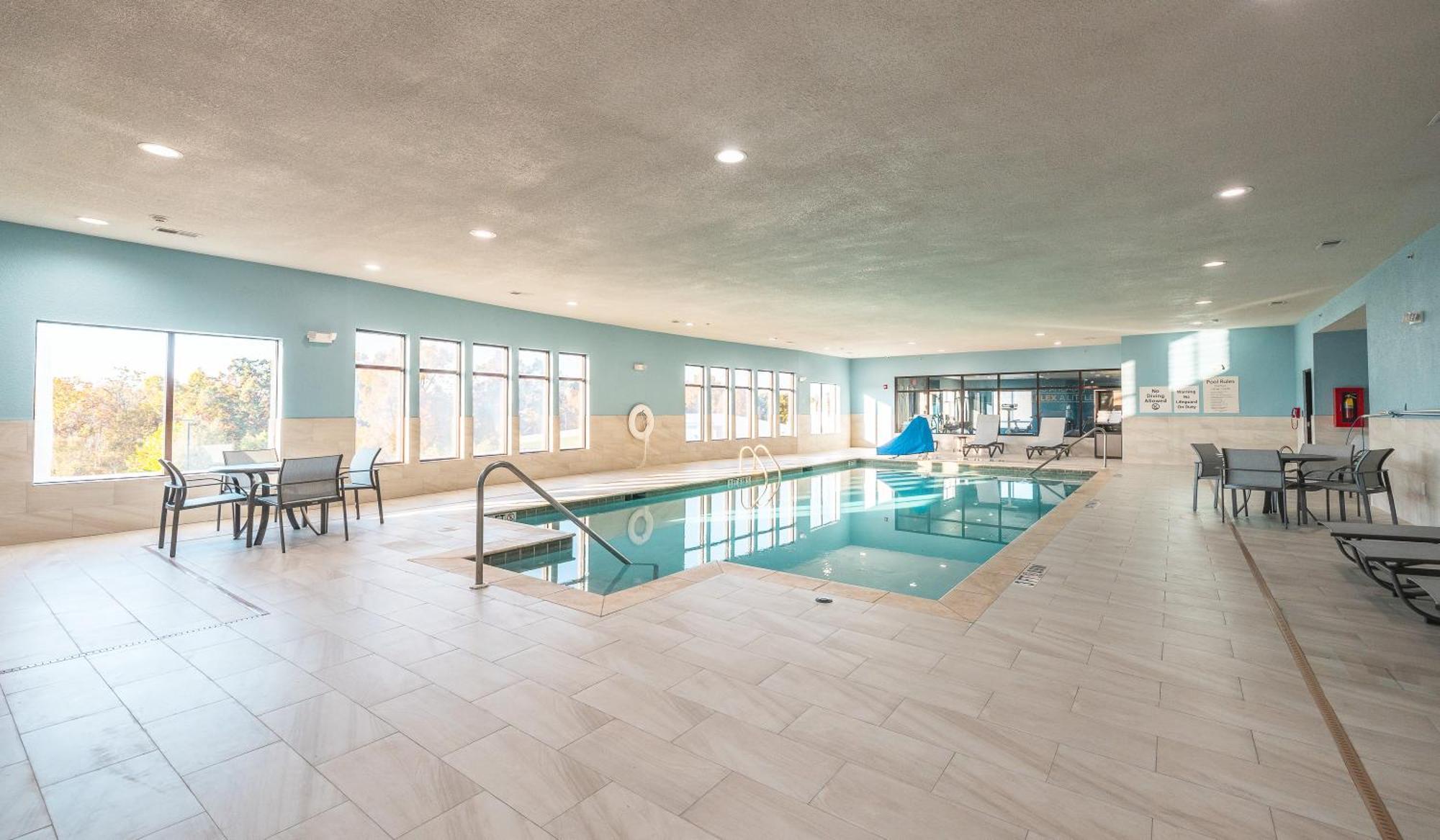 Holiday Inn Express Hotel And Suites Saint Robert By Ihg Bagian luar foto