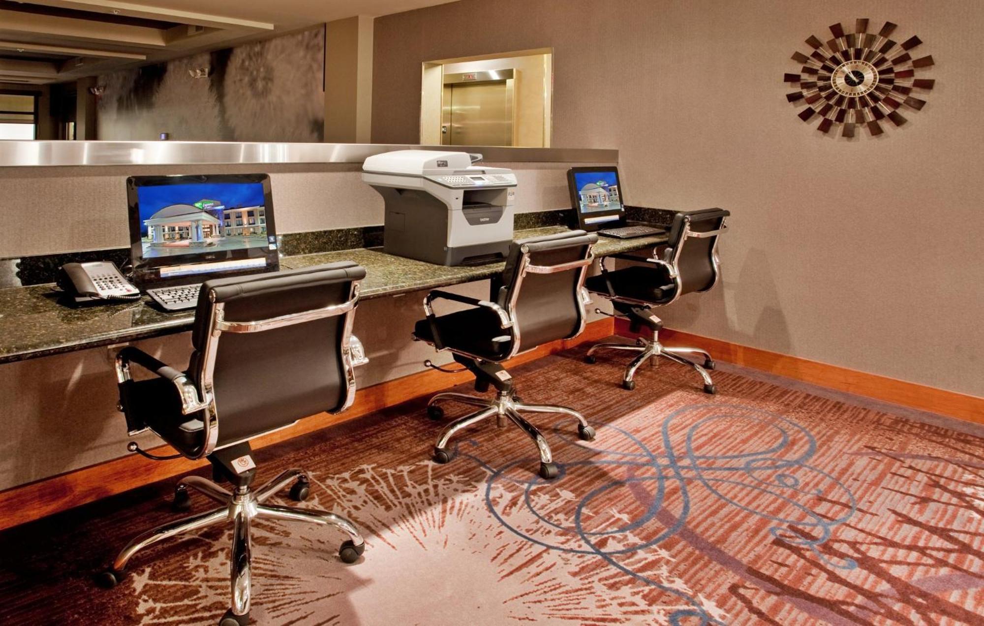 Holiday Inn Express Hotel And Suites Saint Robert By Ihg Bagian luar foto
